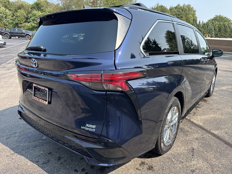 2022 Toyota Sienna XSE photo 3