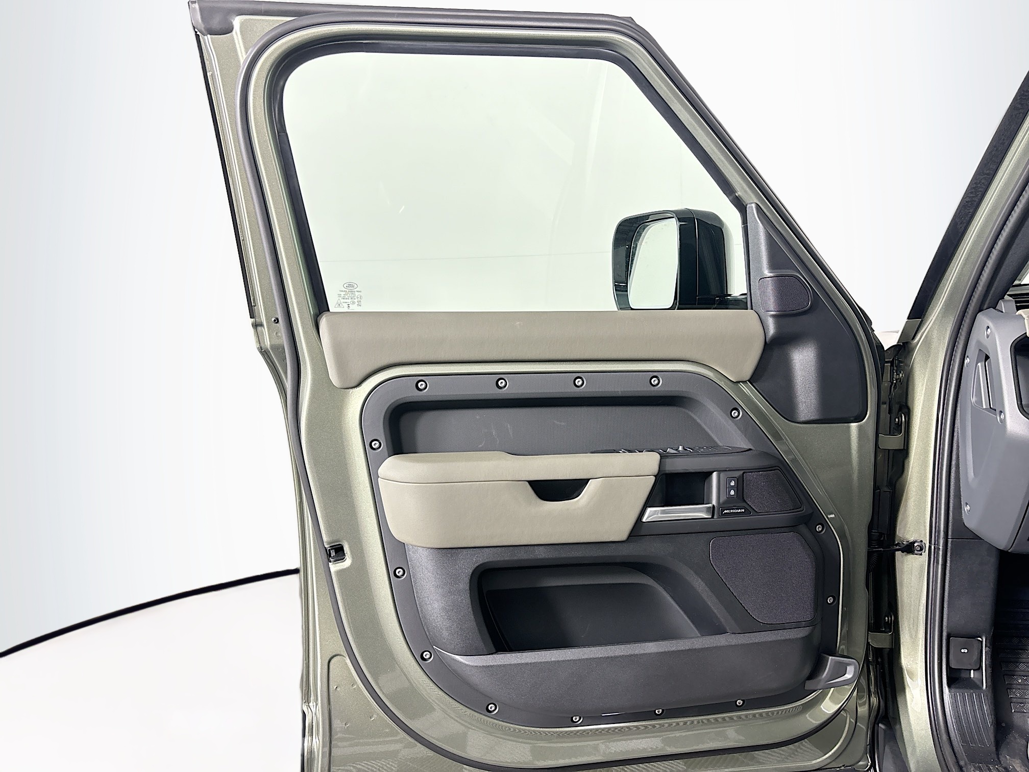 2025 Land Rover Defender 110 S photo 11