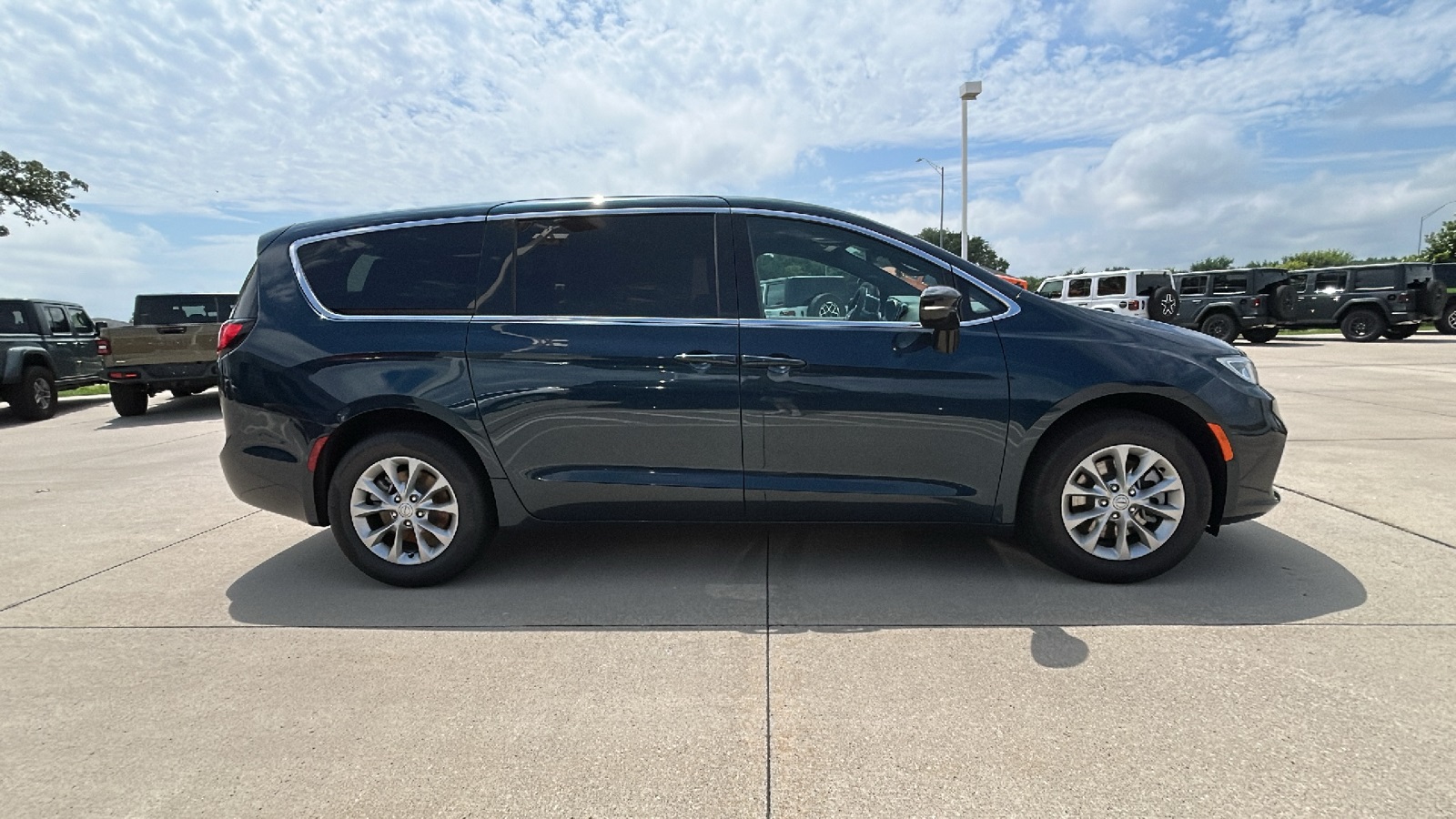 2025 Chrysler Pacifica photo 2