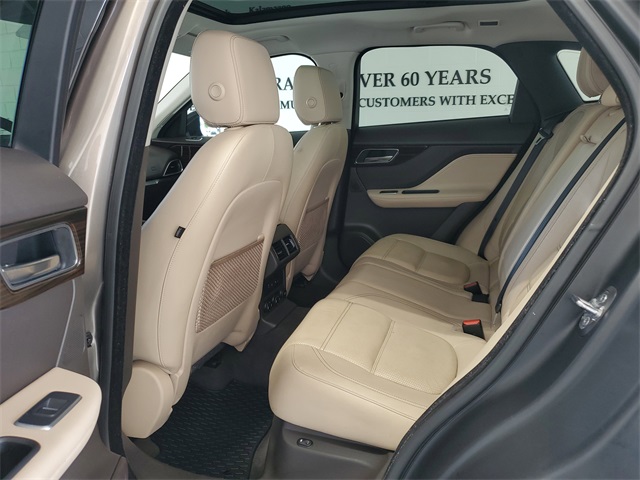 2017 Jaguar F-PACE Prestige photo 24