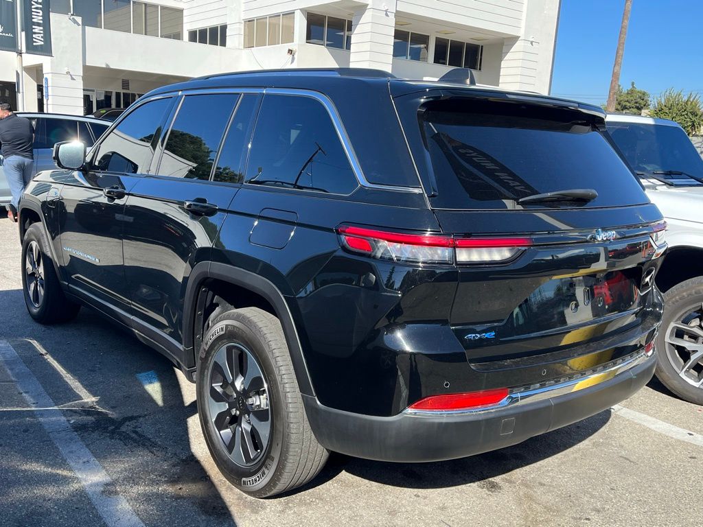 2023 Jeep Cherokee Base photo 3