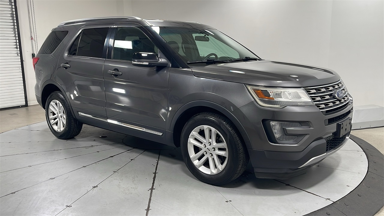 2016 Ford Explorer XLT photo 3