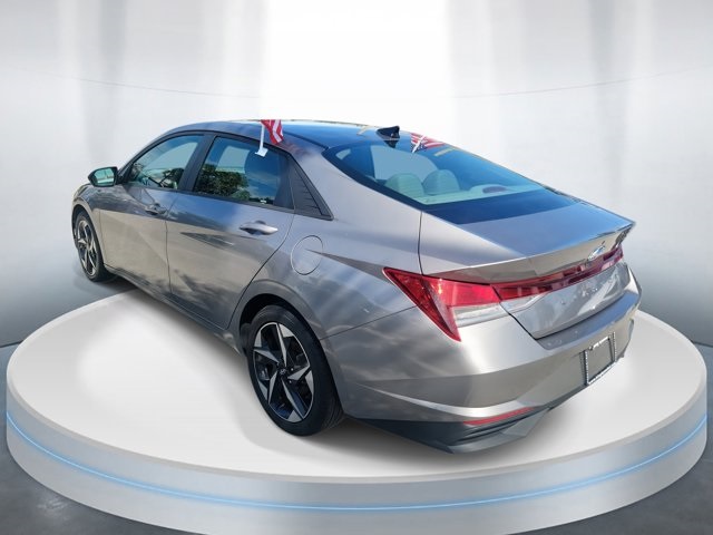 2023 Hyundai Elantra SEL photo 3