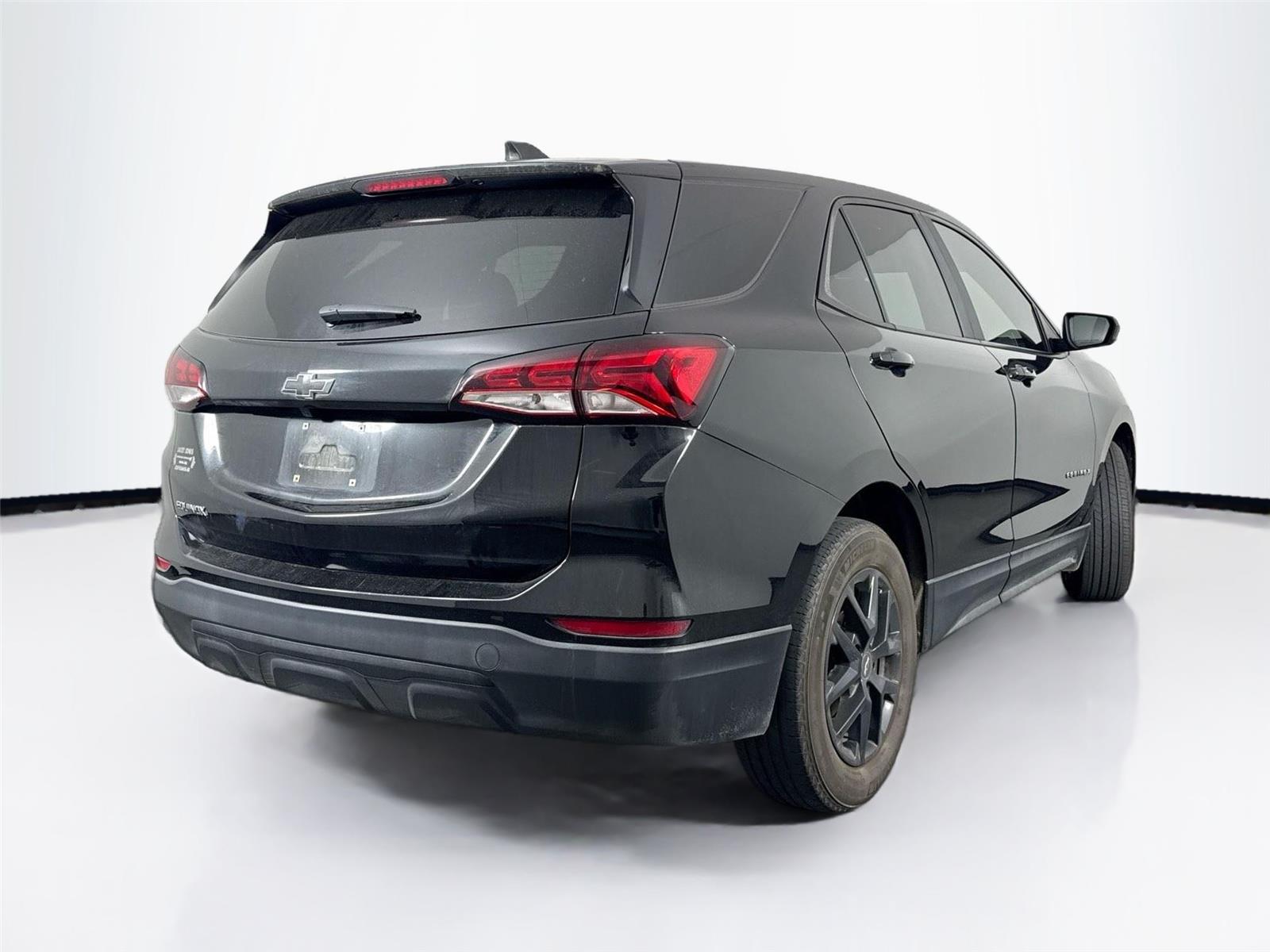 2022 Chevrolet Equinox LS photo 2