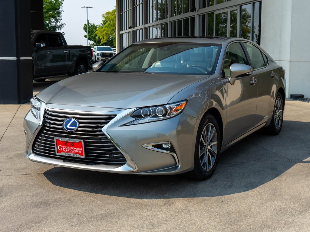2017 Lexus ES 300h photo 3