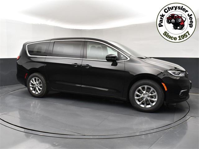 2026 Chrysler Pacifica Select's photo