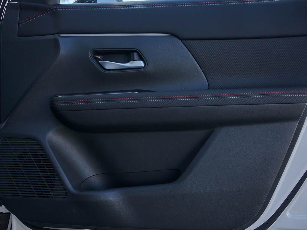 2025 Nissan Kicks SR photo 8