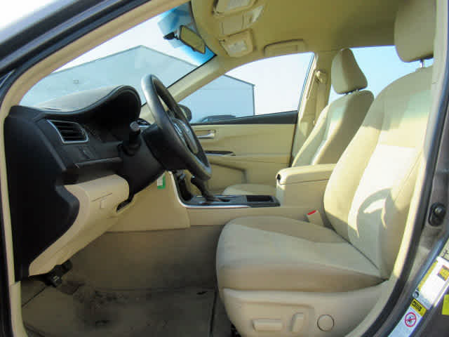 2015 Toyota Camry LE photo 3