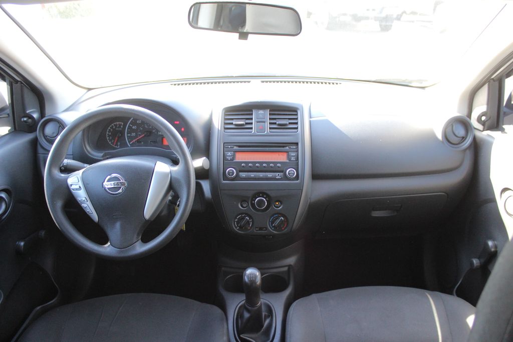 2015 Nissan Versa 1.6 S photo 11