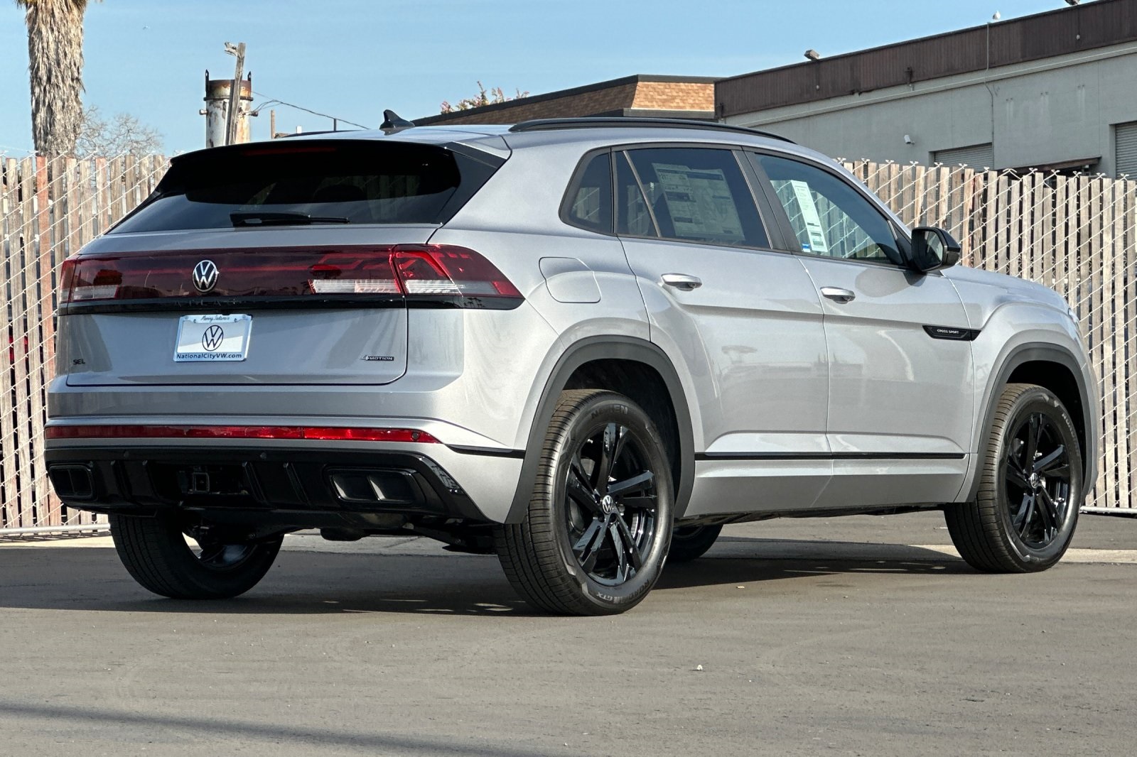 2025 Volkswagen Atlas Cross Sport SEL R-Line photo 5