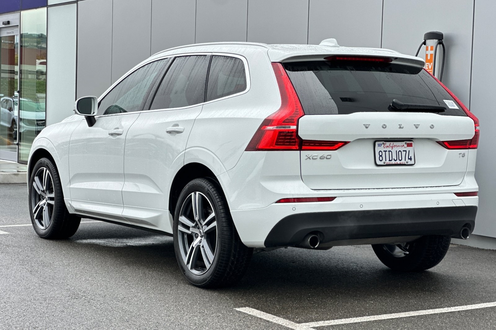 2021 Volvo XC60 T5 Momentum photo 4