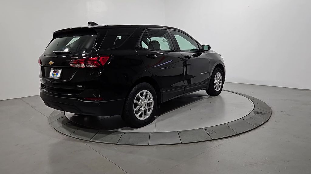 2022 Chevrolet Equinox LS photo 4