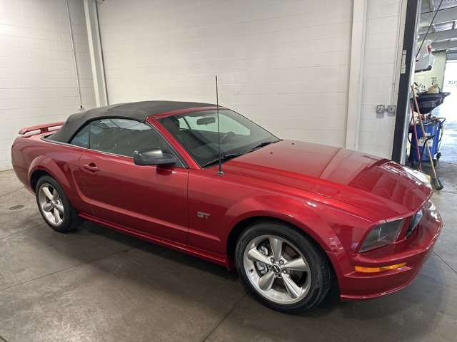 2005 Ford Mustang GT Deluxe Convertible photo 3