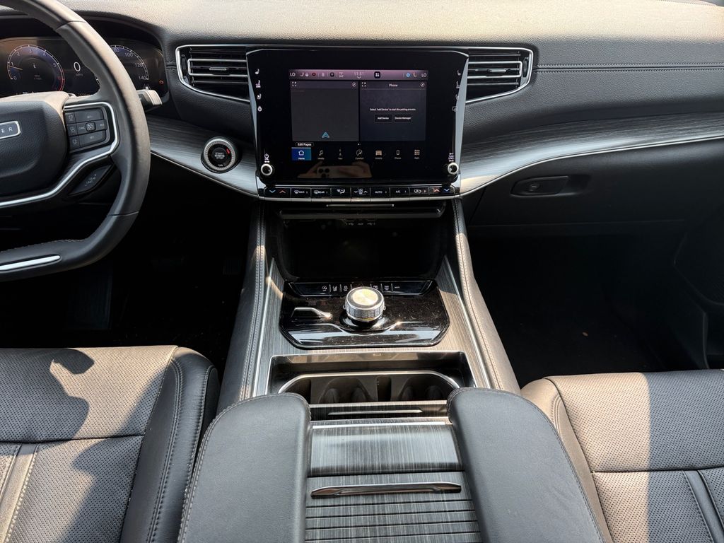 2023 Jeep Wagoneer L Series II photo 11