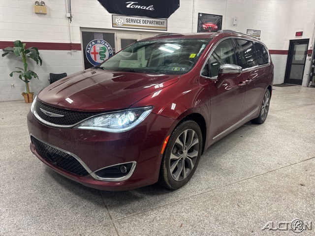 2017 Chrysler Pacifica Limited's photo