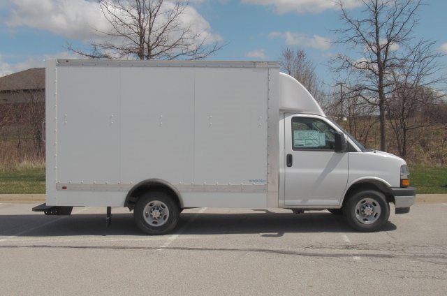 2024 Chevrolet Express Cutaway 3500 photo 2