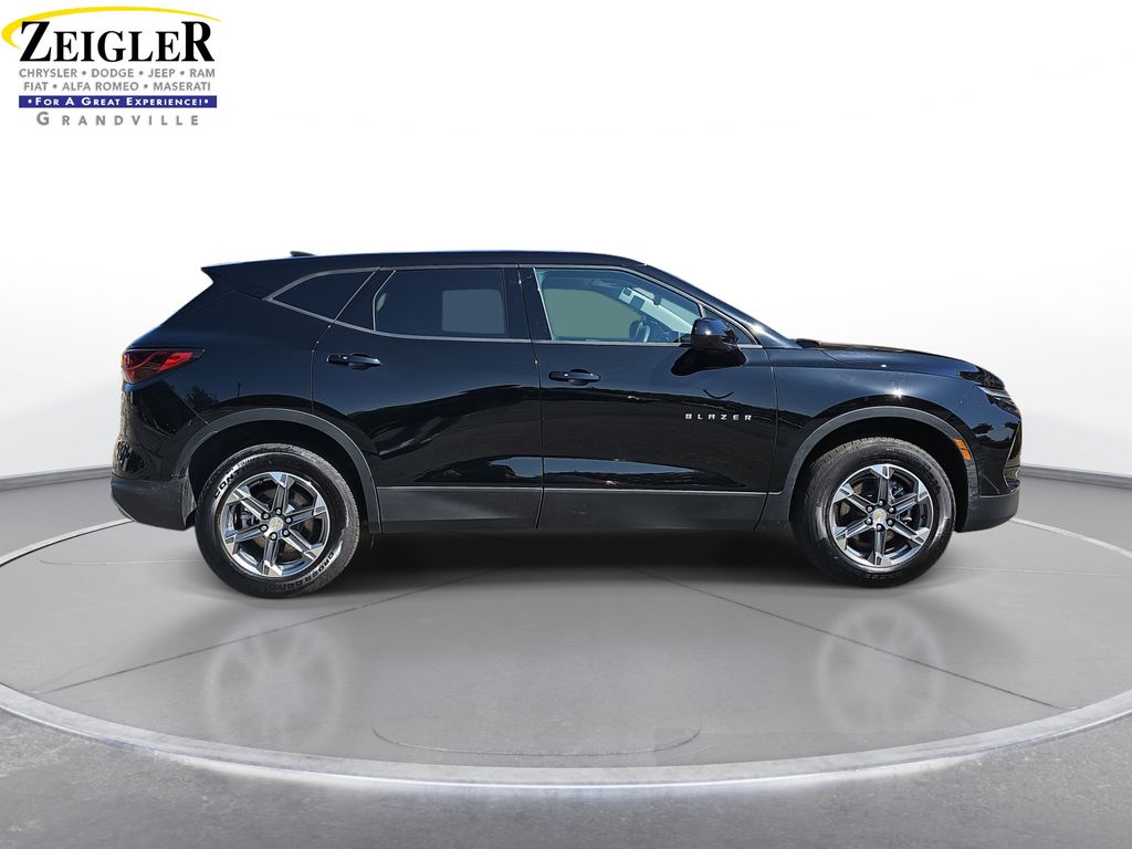 2025 Chevrolet Blazer 2LT photo 4