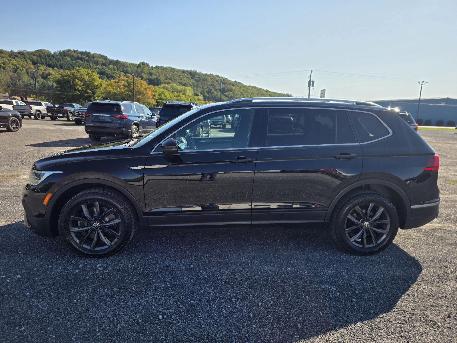 2022 Volkswagen Tiguan SE photo 2