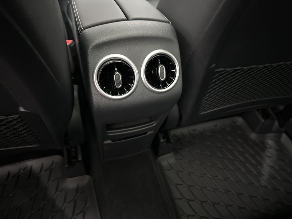 2025 Mercedes Benz GLB 250 photo 18