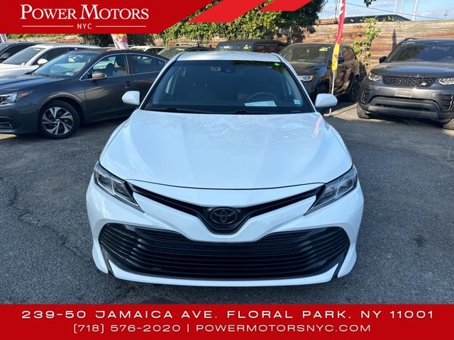 2019 Toyota Camry SE XLE photo 2