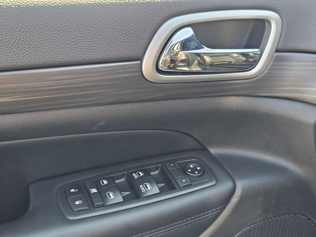 2019 Jeep Grand Cherokee Laredo Altitude photo 11