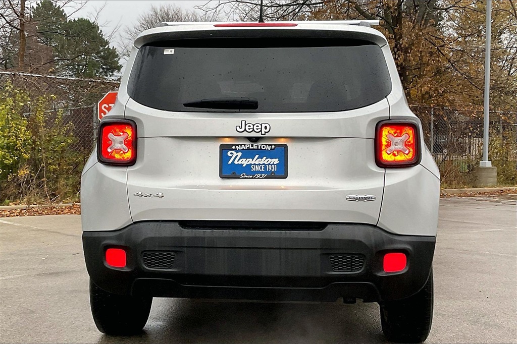 2016 Jeep Renegade Latitude photo 2