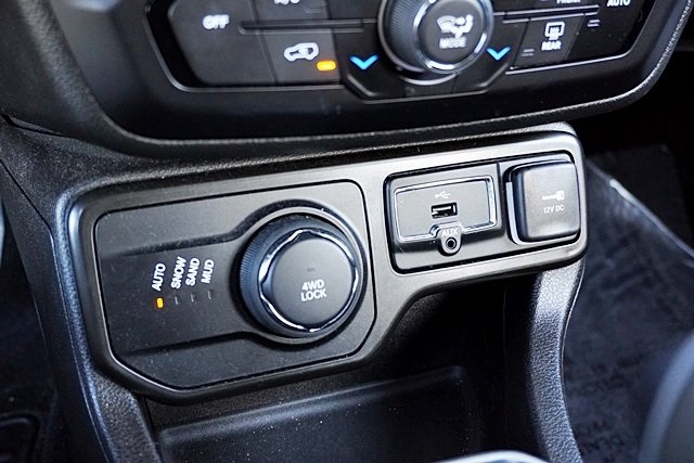 Used 2022 White Jeep Latitude image 29