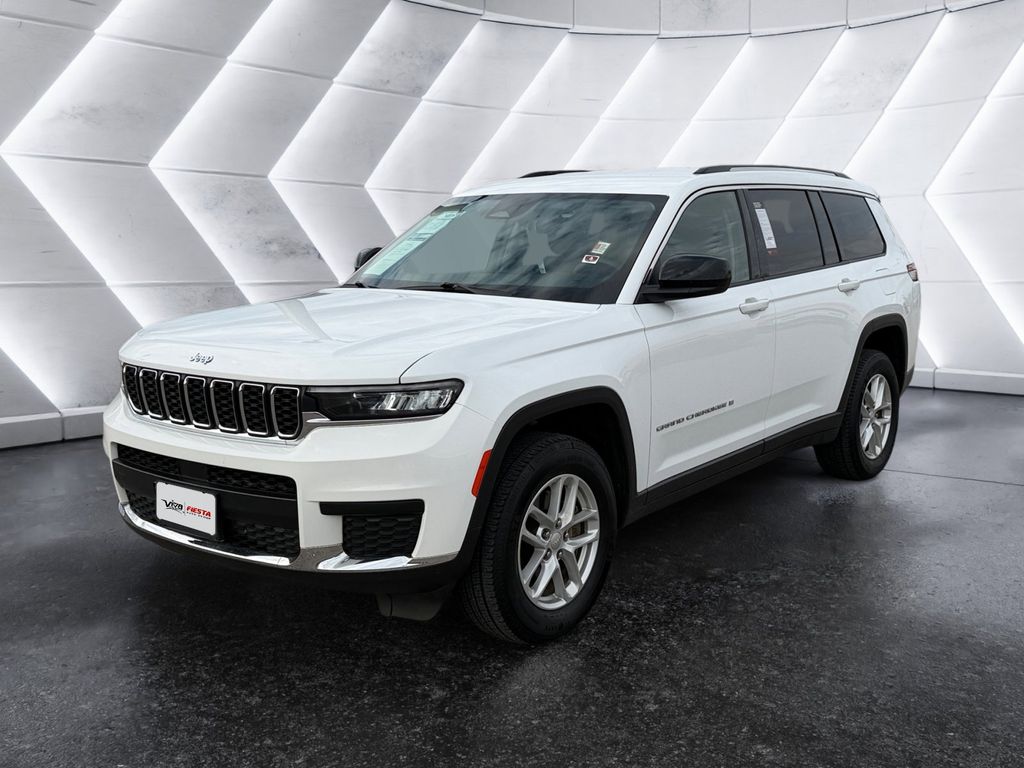 2023 Jeep Grand Cherokee Laredo photo 3