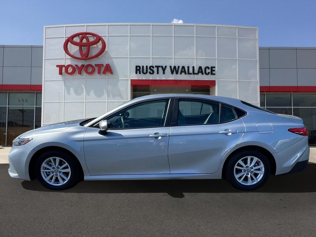 2025 Toyota Camry LE's photo