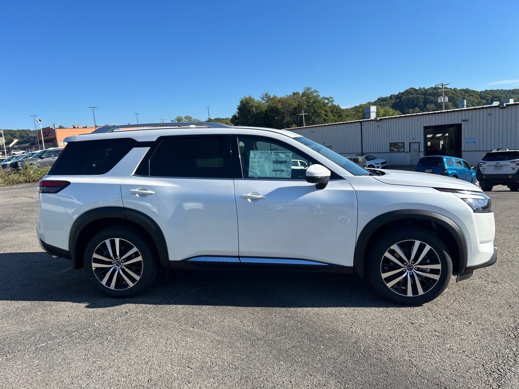 2025 Nissan Pathfinder Platinum photo 2