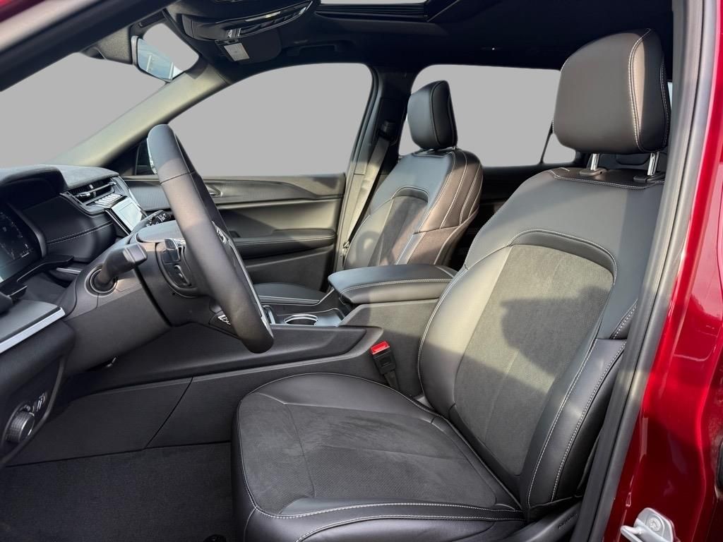 2025 Jeep Grand Cherokee Laredo Altitude photo 18