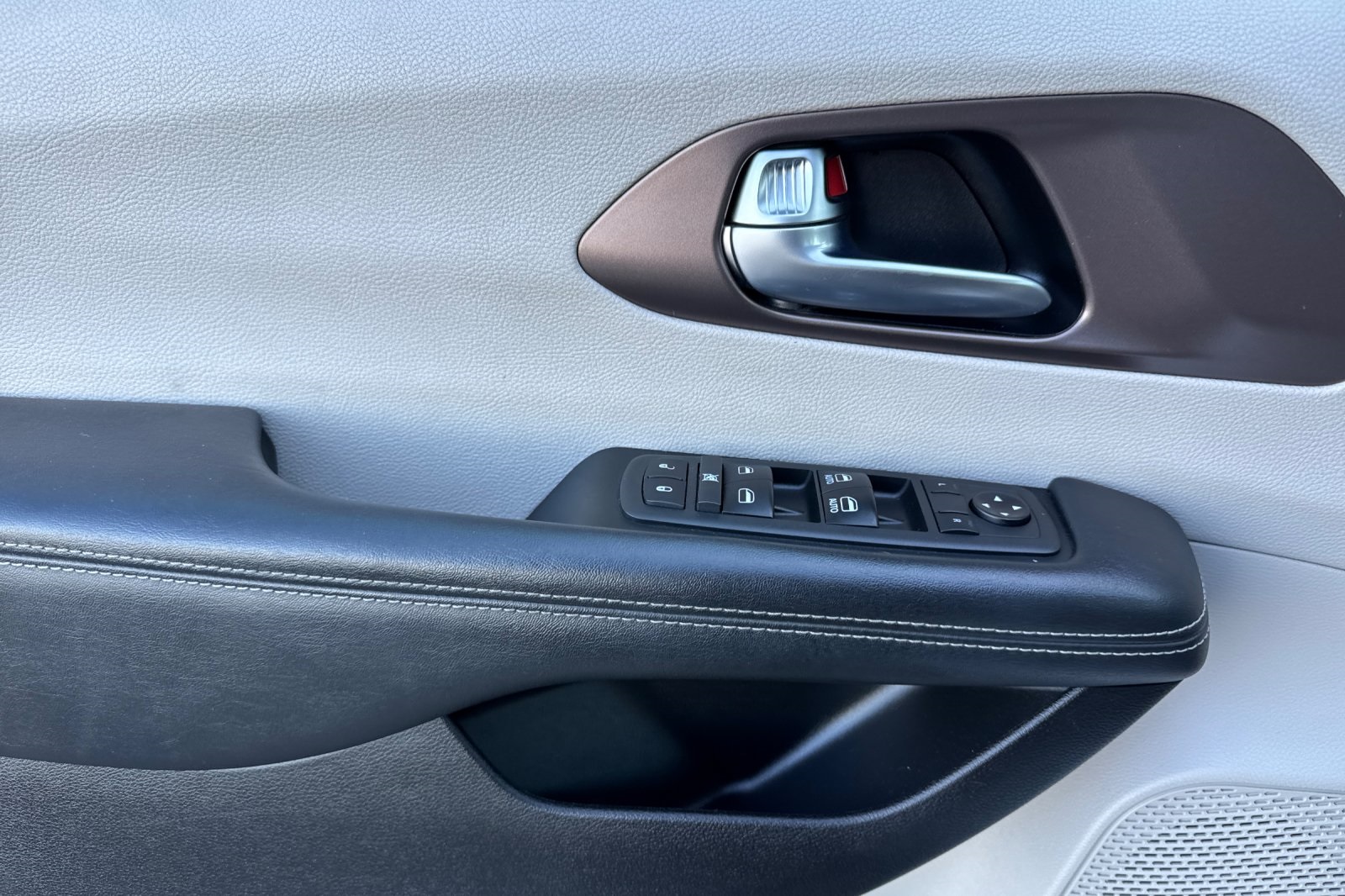 2021 Chrysler Voyager LXi photo 14