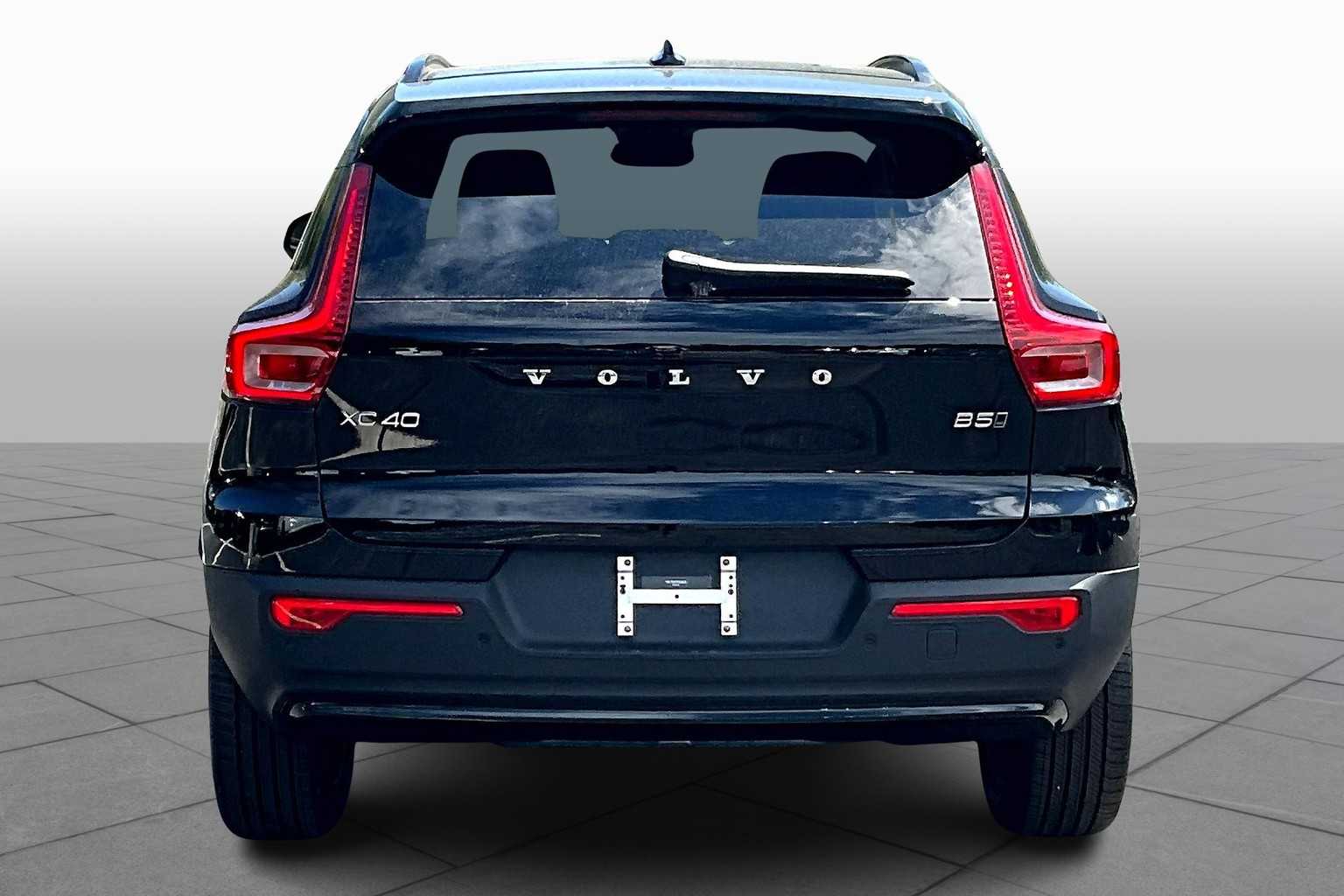 2026 Volvo XC40 Core photo 4