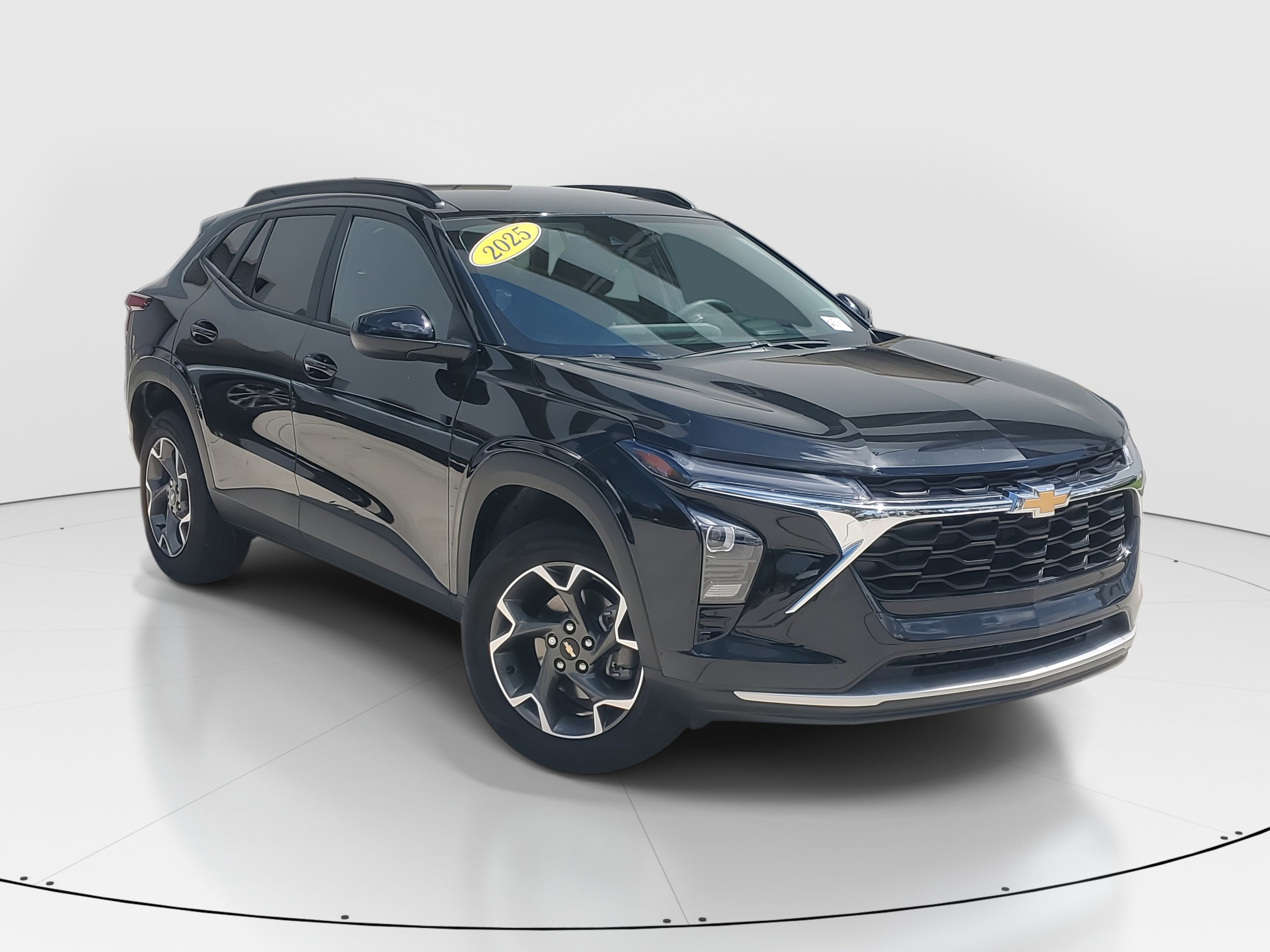 2025 Chevrolet Trax LT photo 2
