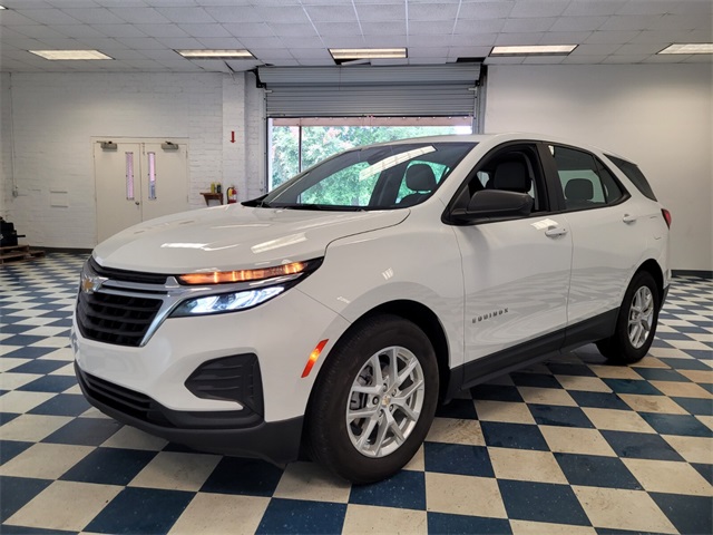 2022 Chevrolet Equinox LS photo 3