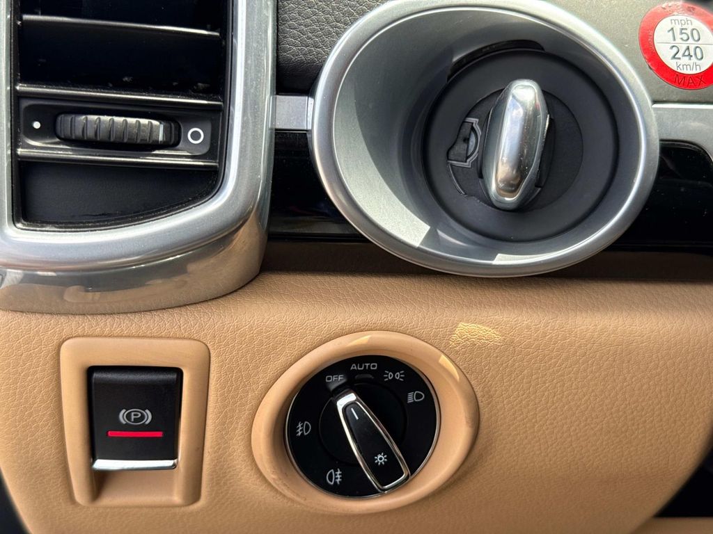 2016 Porsche Cayenne Base photo 37