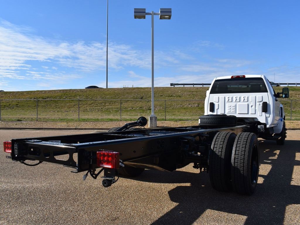 2023 Chevrolet Silverado 6500HD Work Truck photo 2
