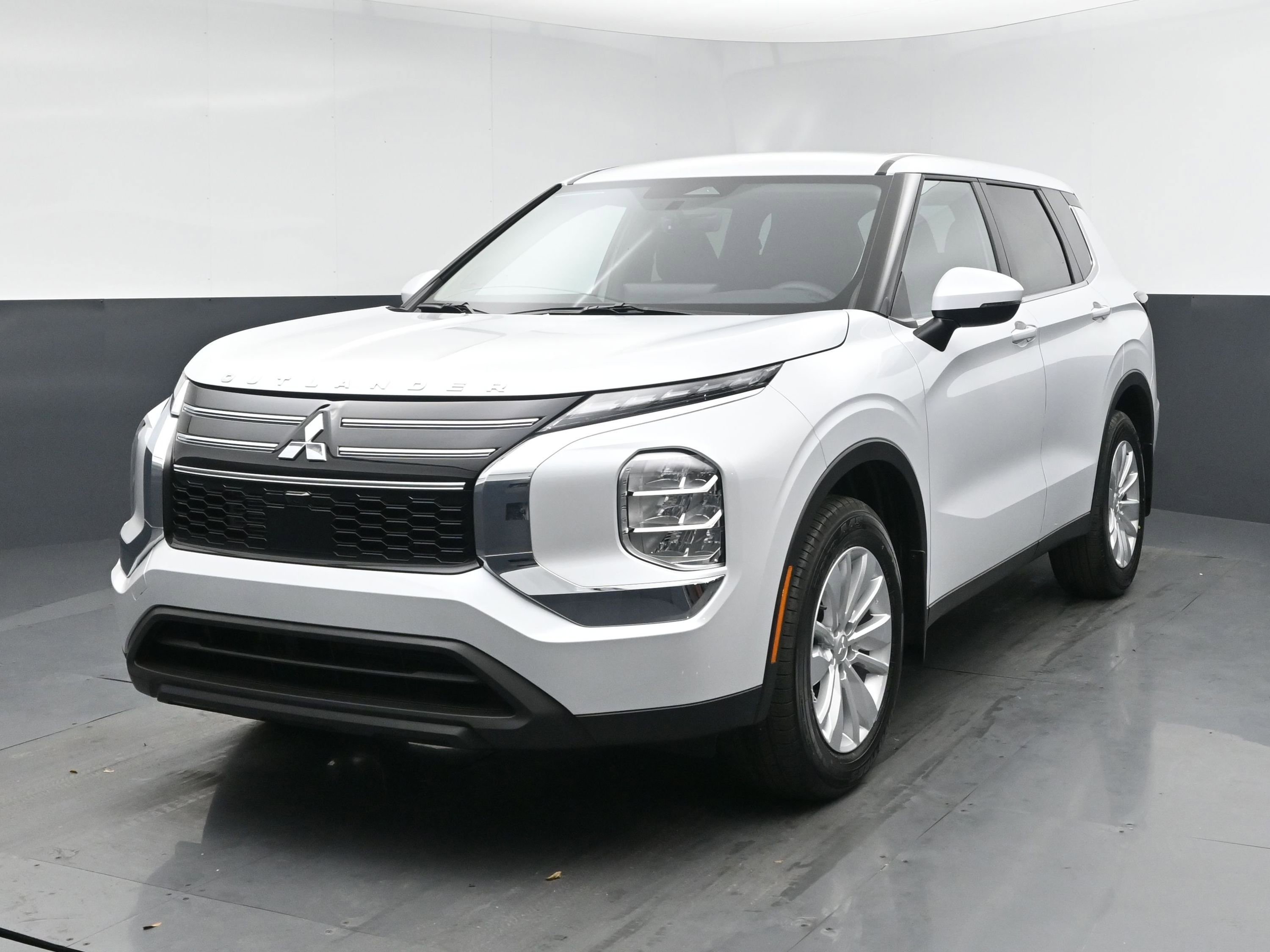 2026 Mitsubishi Outlander ES's photo