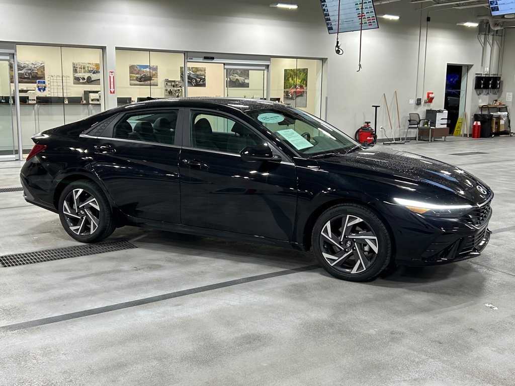 2024 Hyundai Elantra SEL Convenience photo 12
