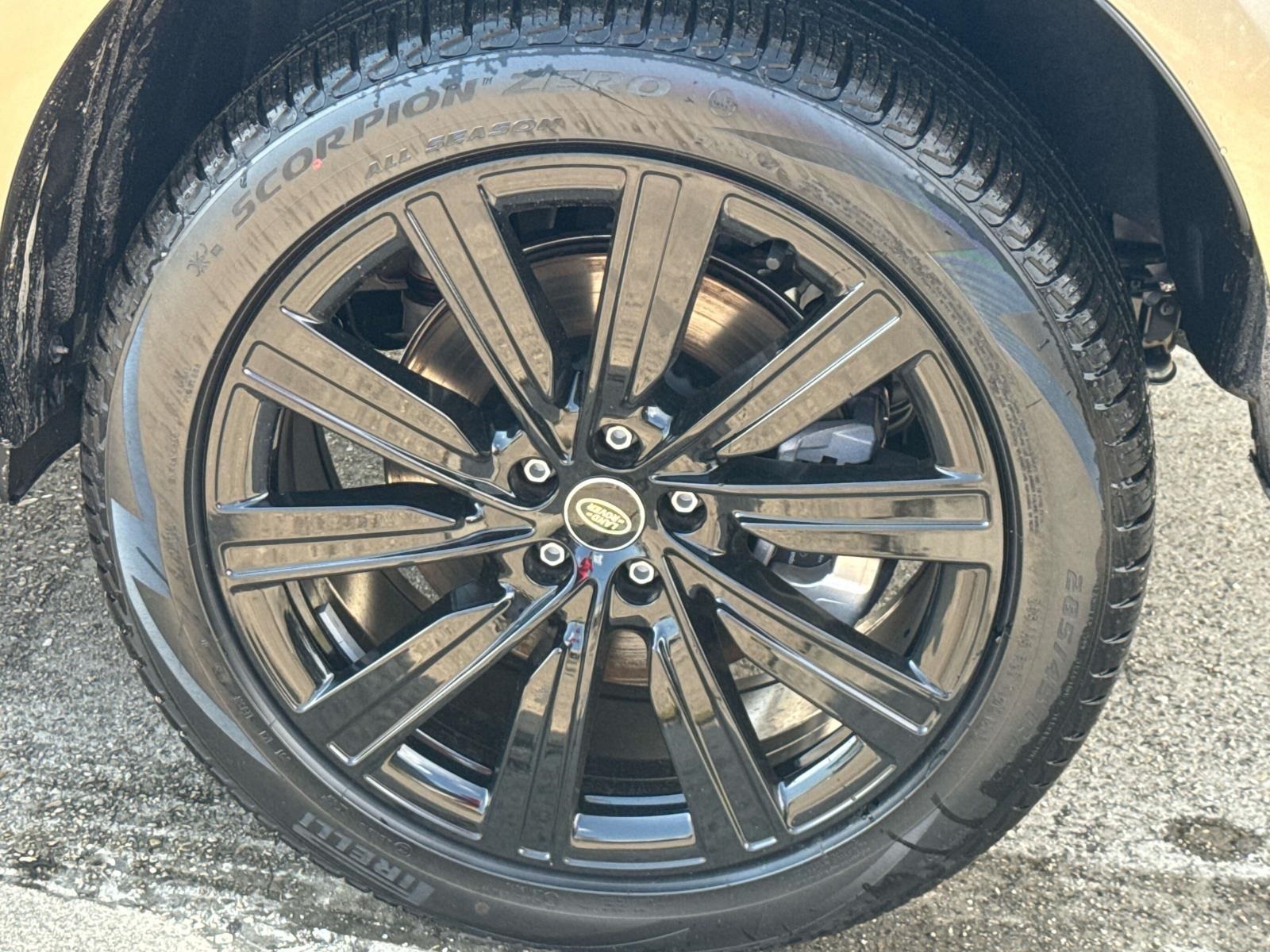 2025 Land Rover Range Rover SE photo 3