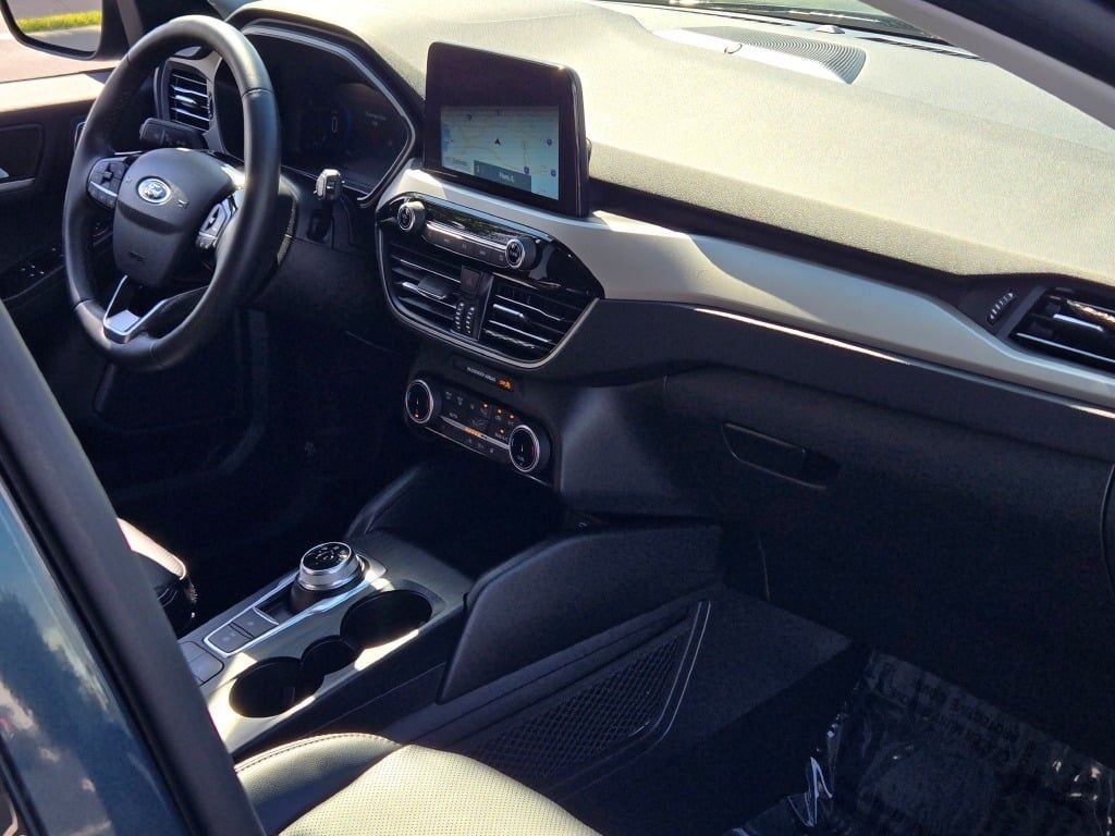 2022 Ford Escape SEL photo 2