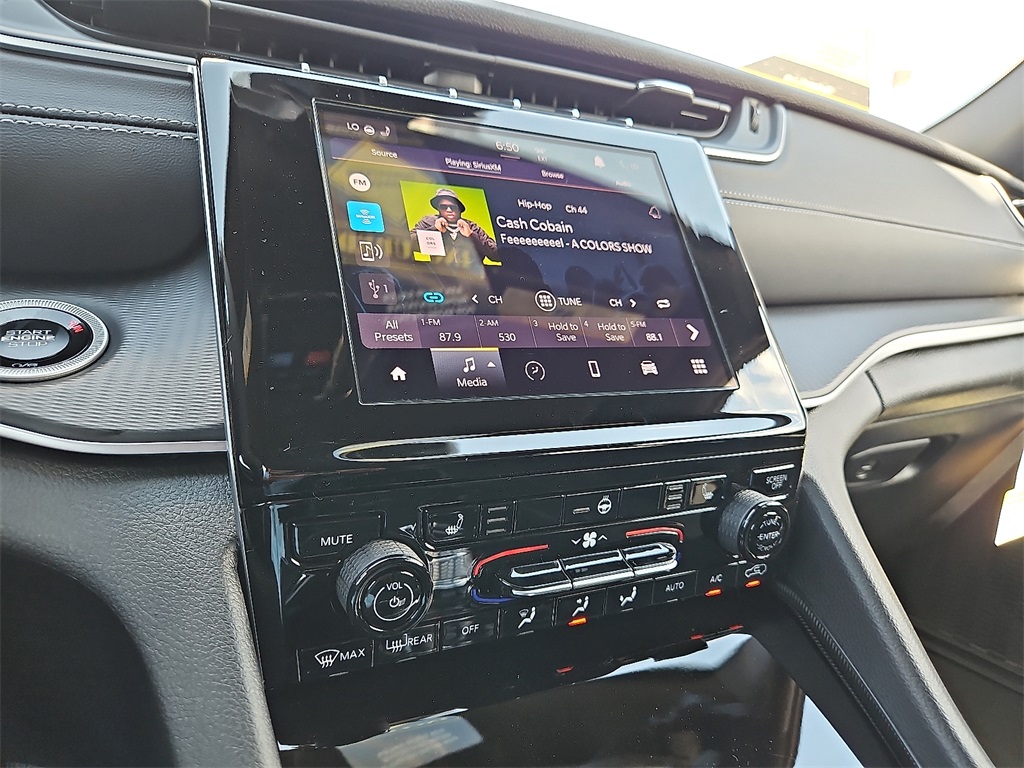 2025 Jeep Grand Cherokee Altitude photo 15