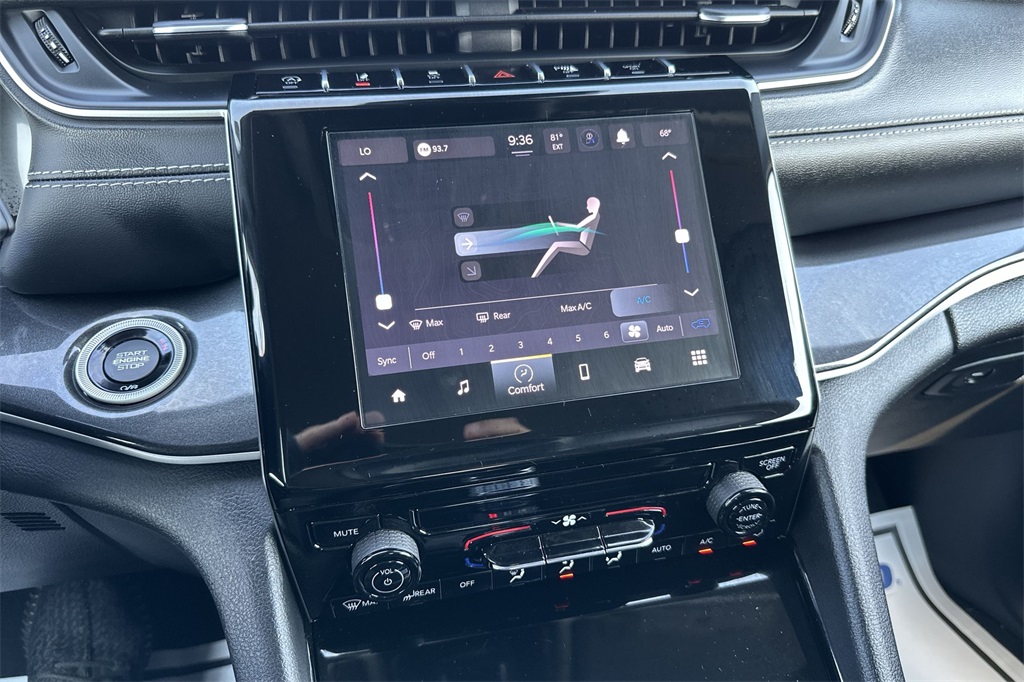 2023 Jeep Grand Cherokee Laredo photo 17