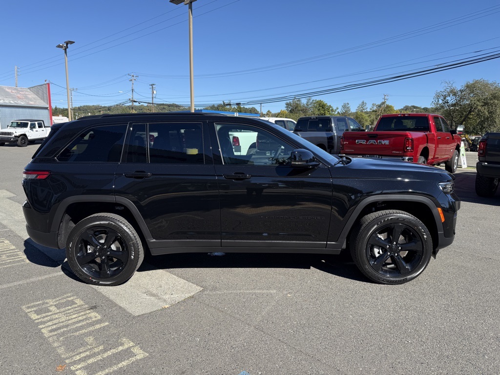 2025 Jeep Grand Cherokee Altitude photo 3