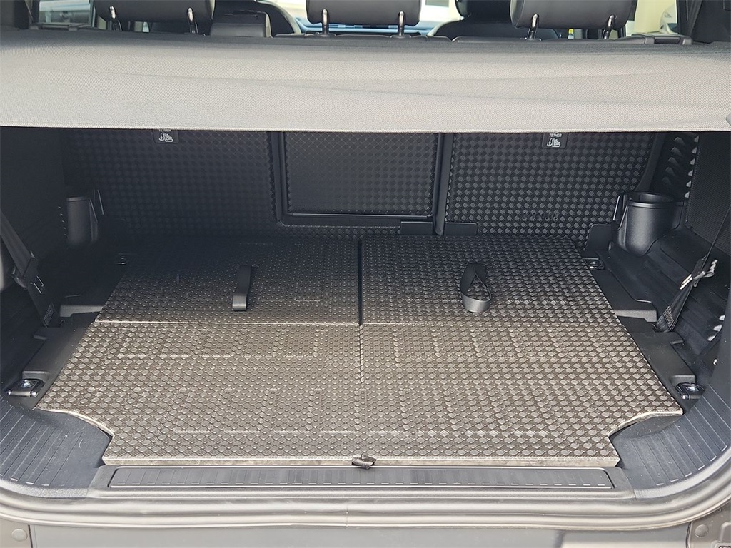 2025 Land Rover Defender 110 S photo 28
