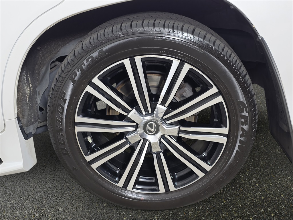 2020 Lexus LX 570 photo 32