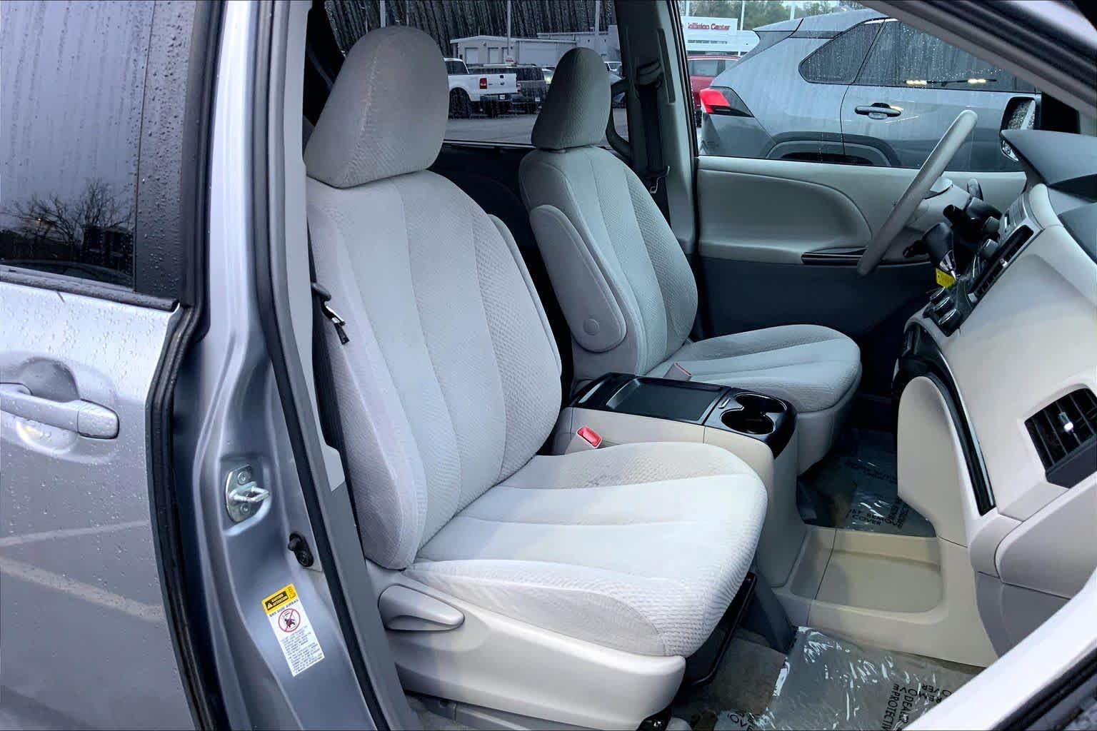 Image of Pre-Owned 2011 Toyota Sienna LE