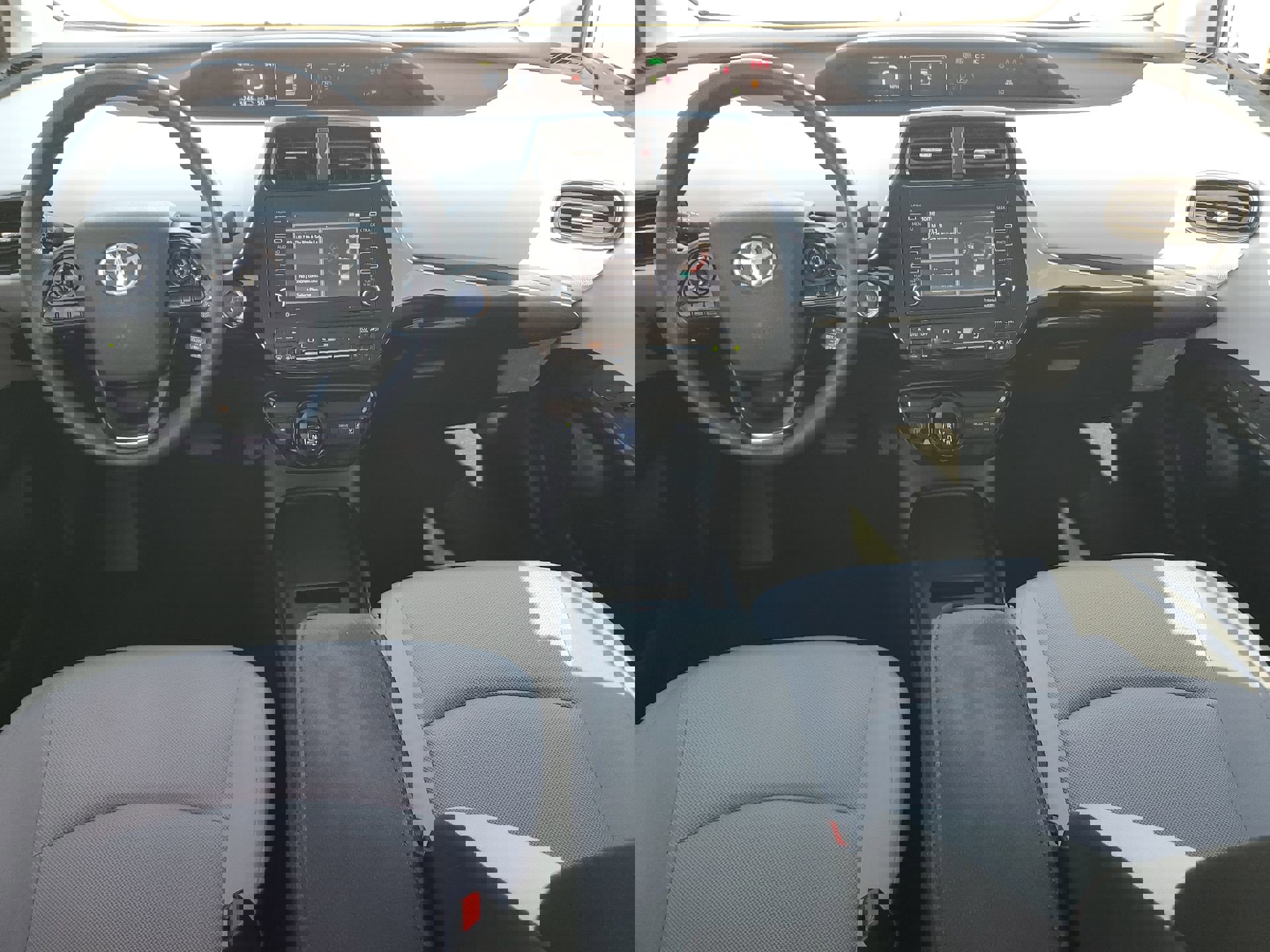 2022 Toyota Prius L photo 18