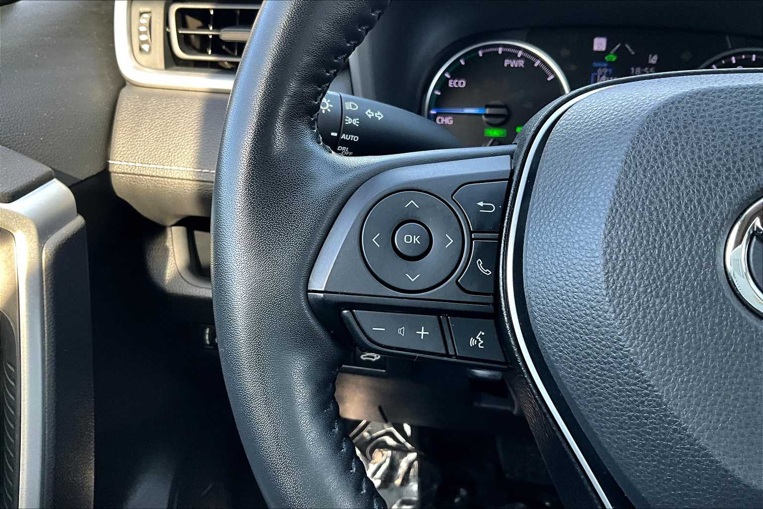 2022 Toyota RAV4 Hybrid XLE photo 22
