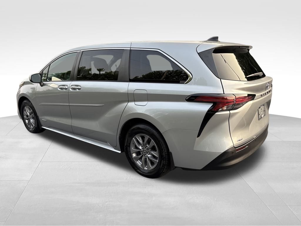 2021 Toyota Sienna XLE photo 3